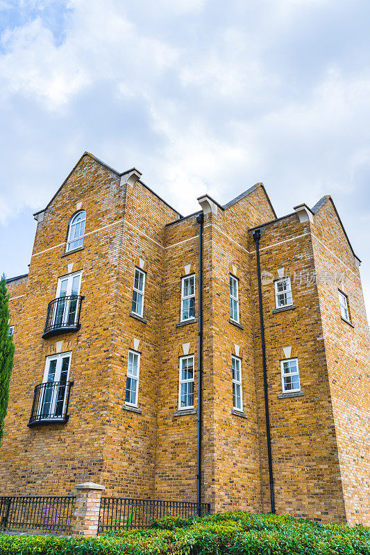 米尔顿·凯恩斯(Milton Keynes)的卡迪科特(Caldecotte)传统住宅的景观